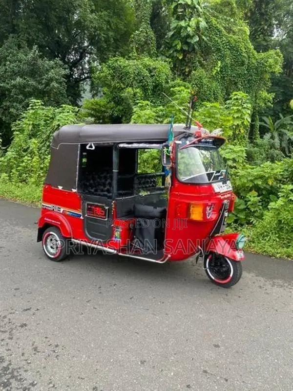 Bajaj RE 205 2011