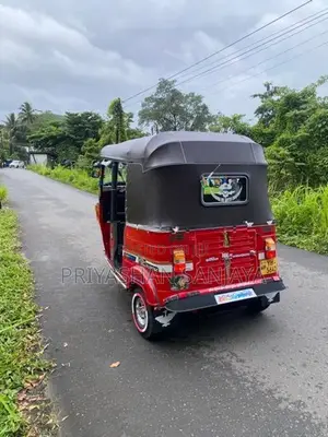 Bajaj RE 205 2011