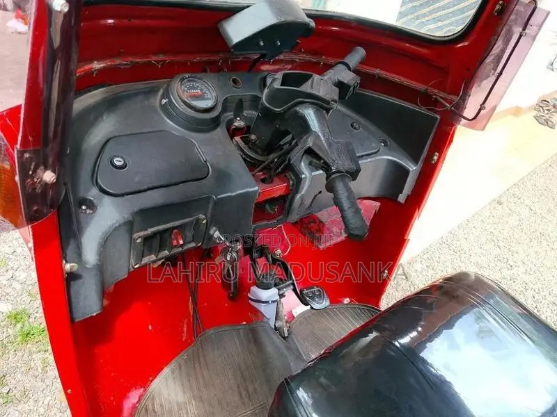 Bajaj RE yo 2011