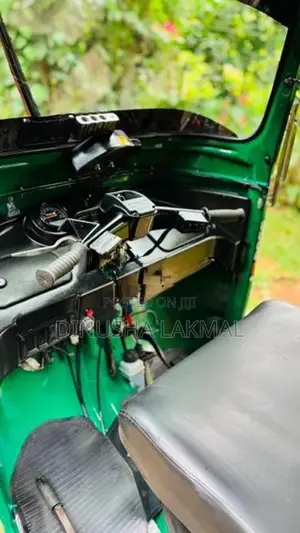 Bajaj RE 205 2011