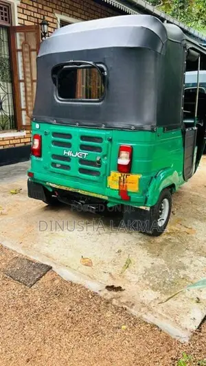 Bajaj RE 205 2011