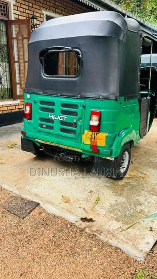 Bajaj RE 205 2011