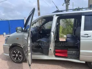 Toyota Noah 2000
