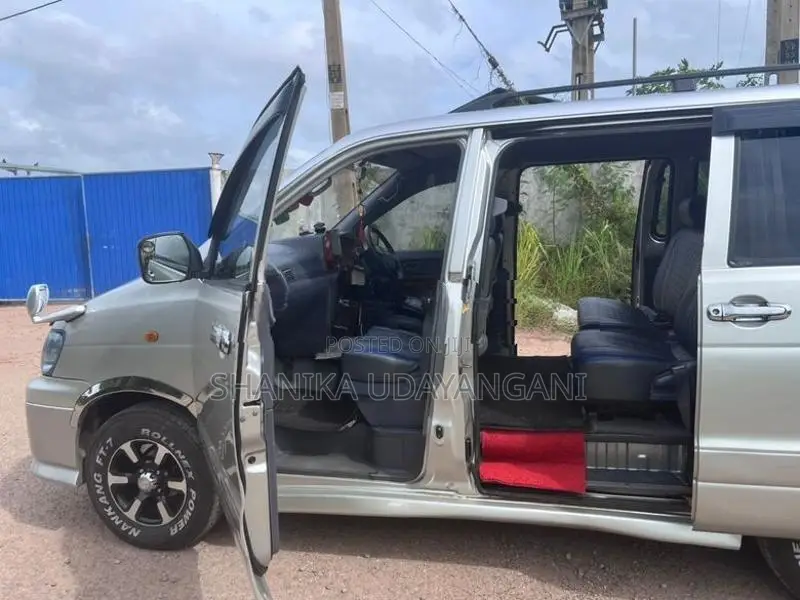 Toyota Noah 2000