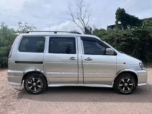 Toyota Noah 2000