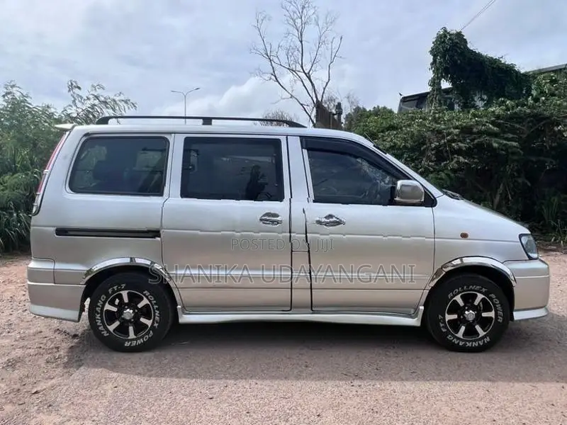 Toyota Noah 2000