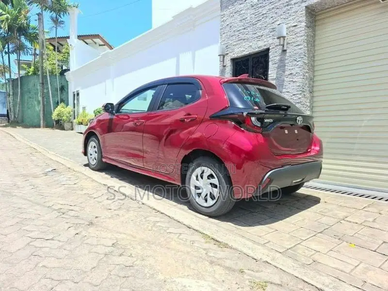 Toyota Yaris G HEAD REST MODEL 2026