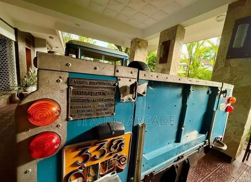 Land Rover Defender 1977