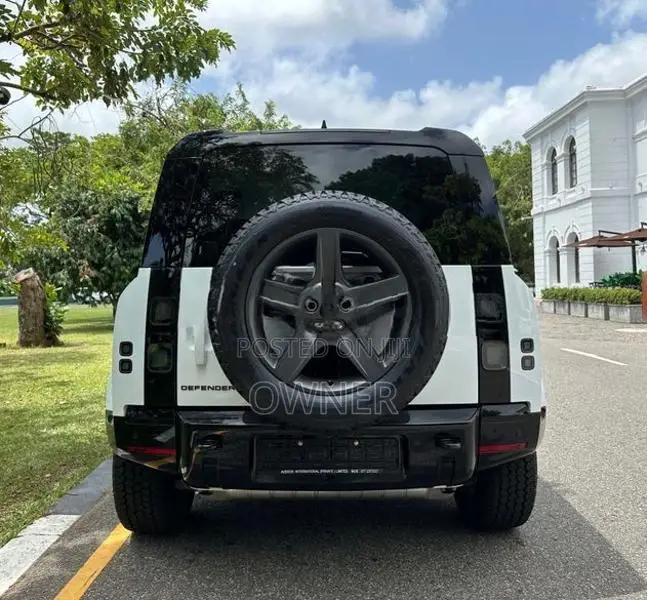 Land Rover Defender 7 Seater 2026