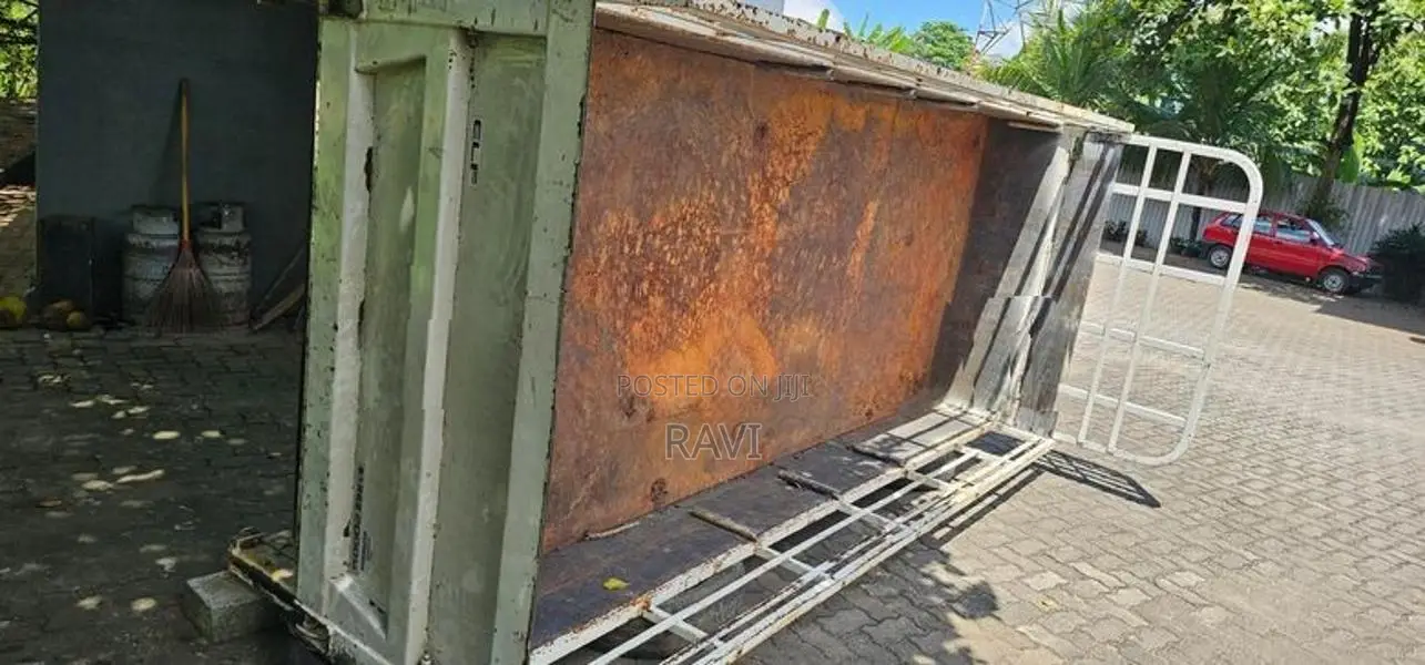 lorry body with power gate
