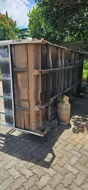 lorry body with power gate
