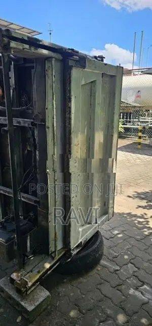 lorry body with power gate