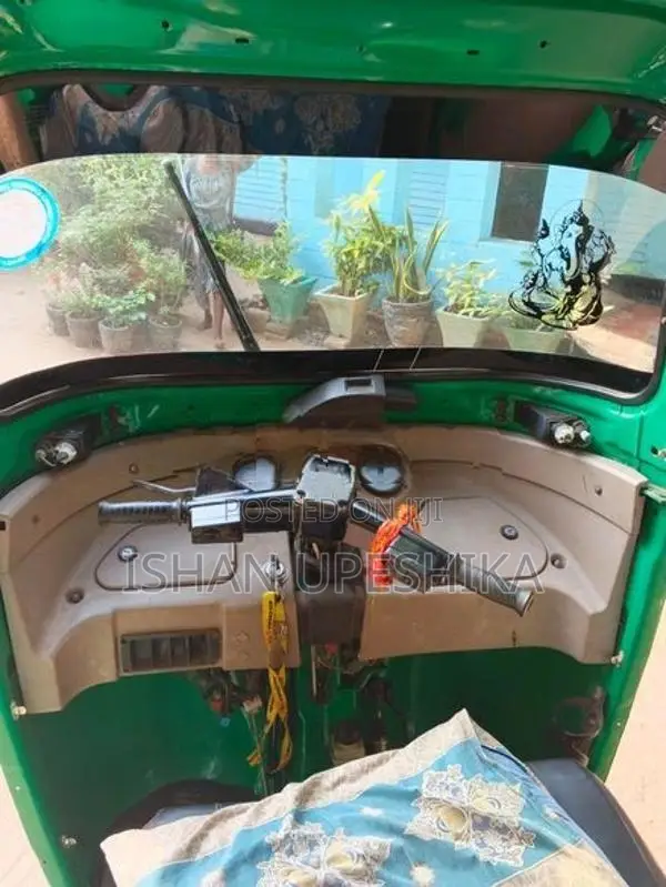 Bajaj RE 205 2016