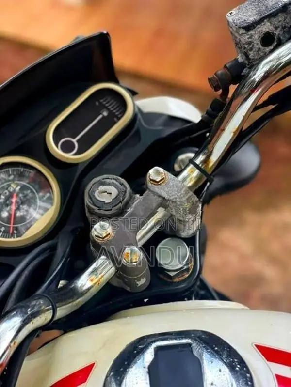 Bajaj V15 2016