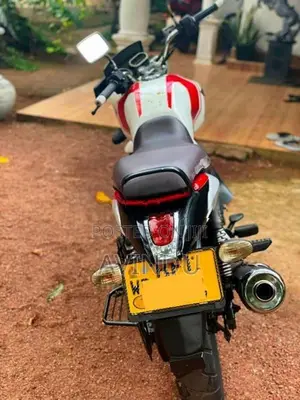 Bajaj V15 2016