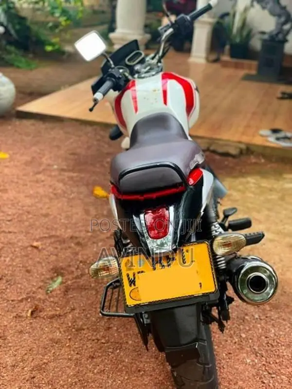Bajaj V15 2016