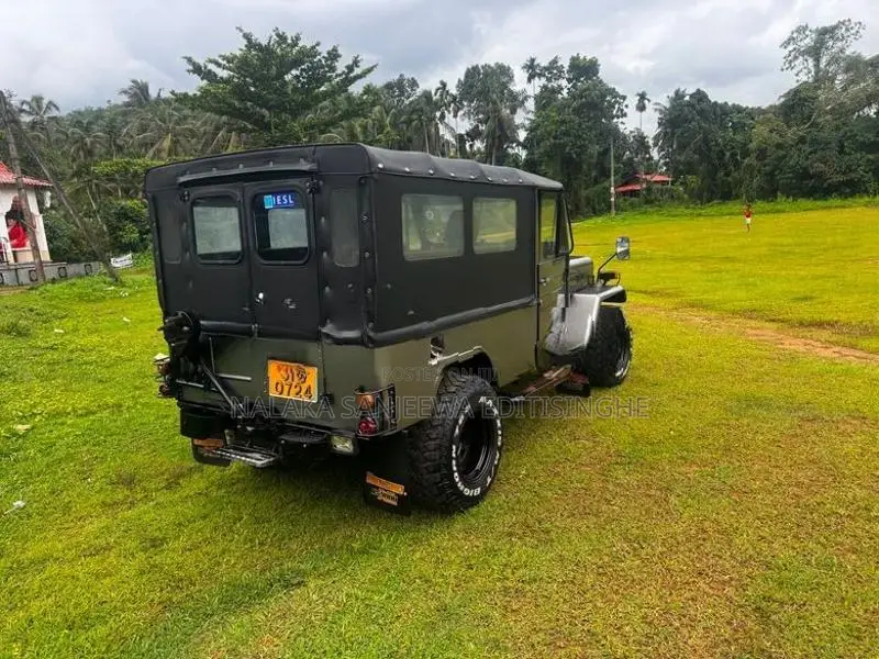 Mitsubishi 4DR 1976