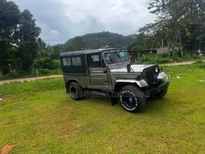 Mitsubishi 4DR 1976