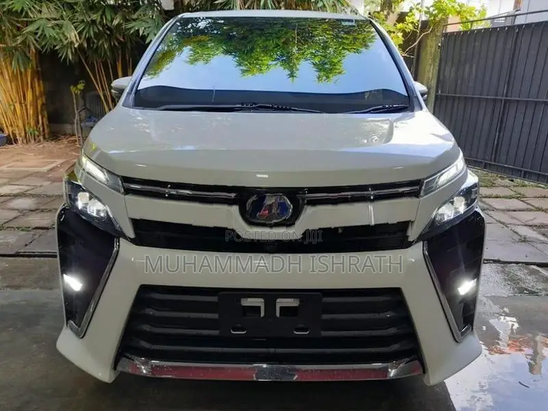Toyota Voxy 2015
