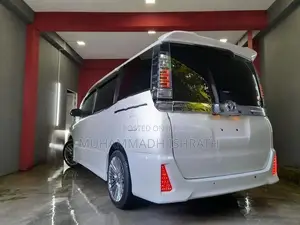 Toyota Voxy 2015
