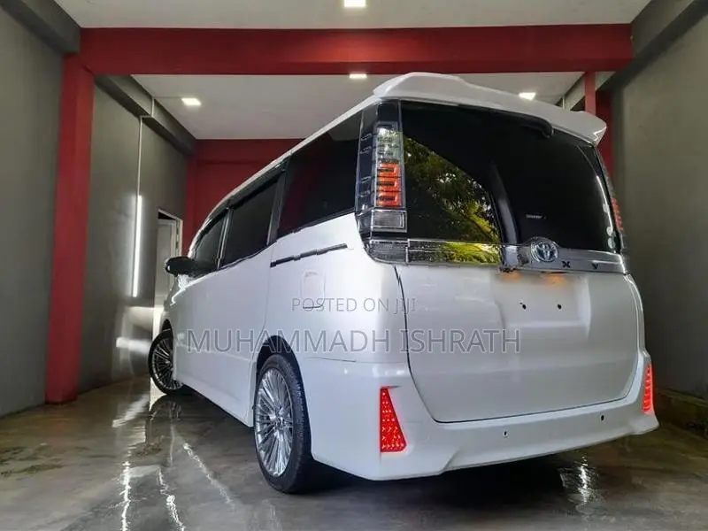 Toyota Voxy 2015