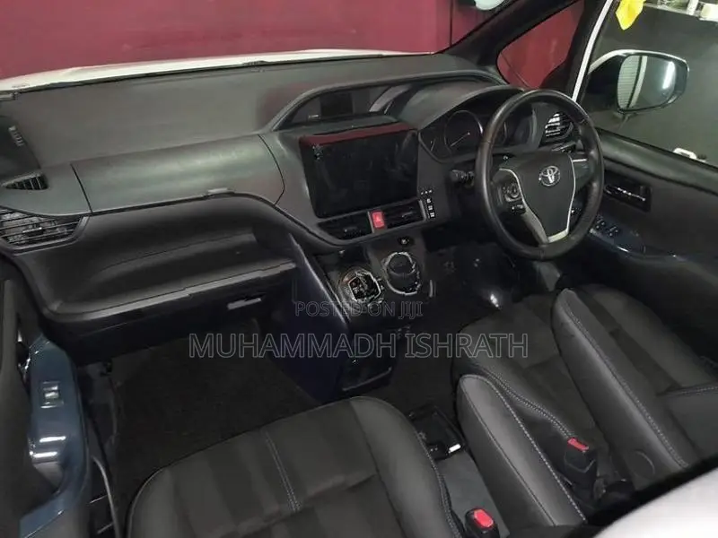 Toyota Voxy 2015