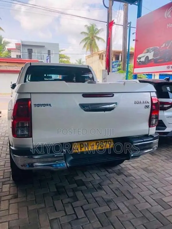 Toyota Hilux V Grade 2020