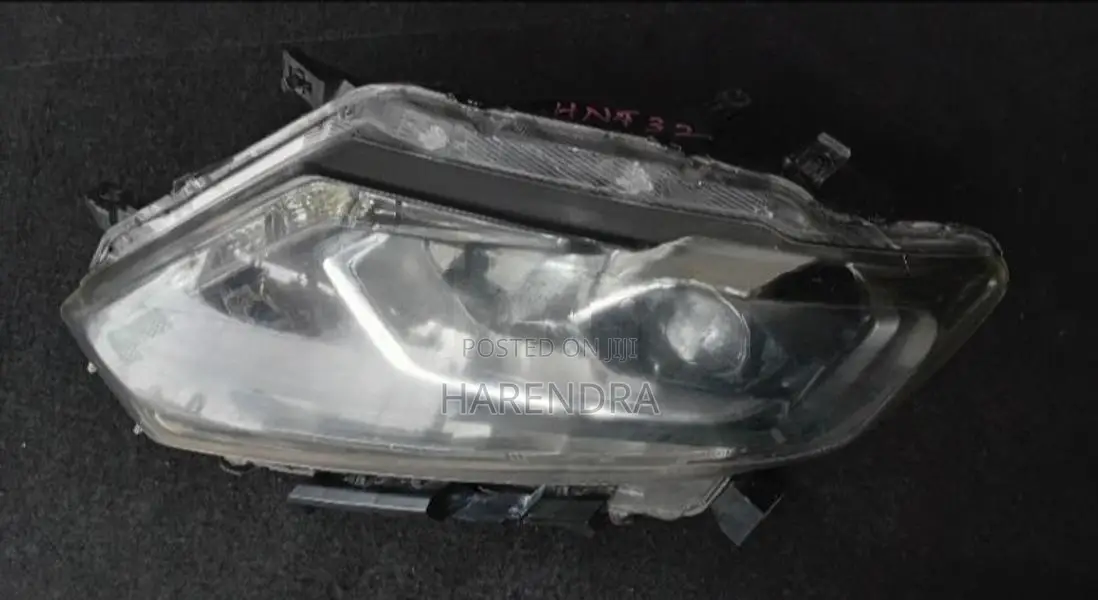 Nissan X-Trail HNT 32 Front headlight
