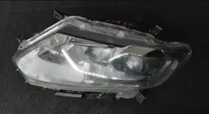 Nissan X-Trail HNT 32 Front headlight
