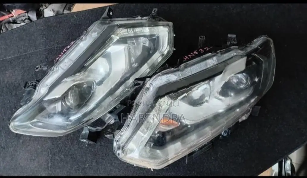 Nissan X-Trail HNT 32 Front headlight