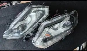 Nissan X-Trail HNT 32 Front headlight