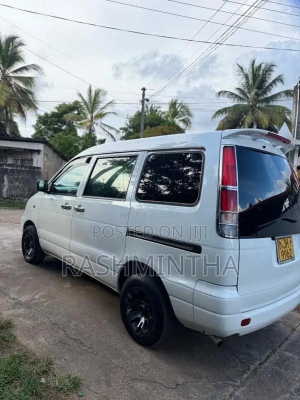 Toyota Noah CR2 2005 Van (Used)