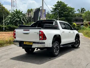 Toyota Hilux 2025 Pickup (Used)