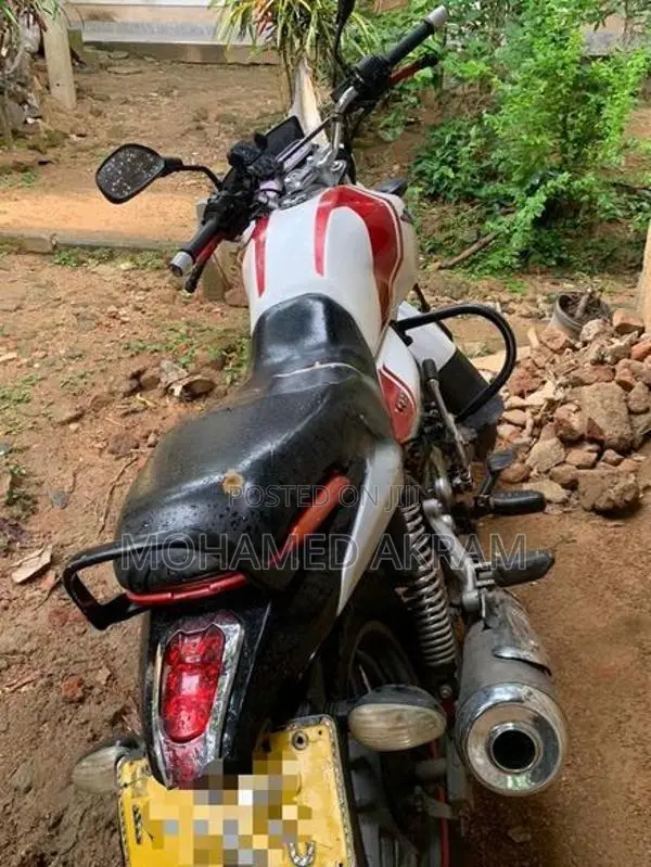 Bajaj V15 2019