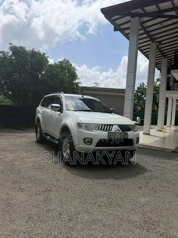 Mitsubishi Montero Spots 2011 SUV (Used)