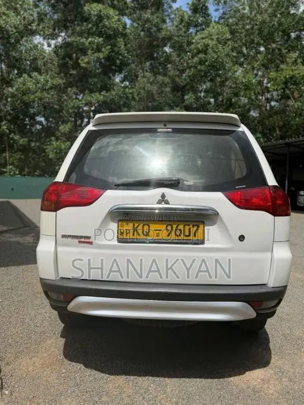 Mitsubishi Montero Spots 2011 SUV (Used)