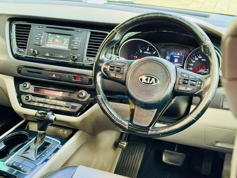 Kia Carnival Luxury 7 Seat Sunroo 2015