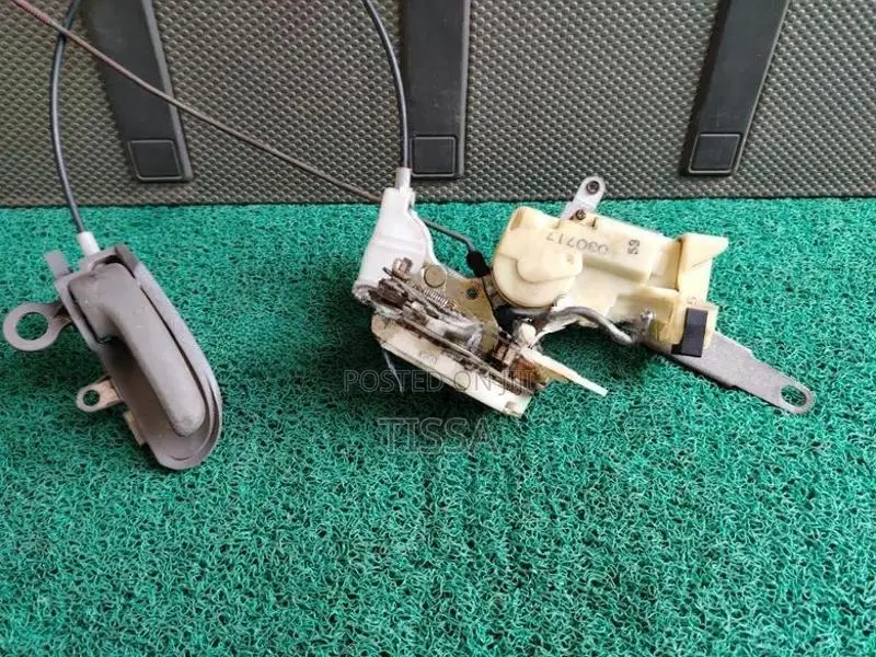 Toyota Vitz SCP10 Front Door Lock Actuator