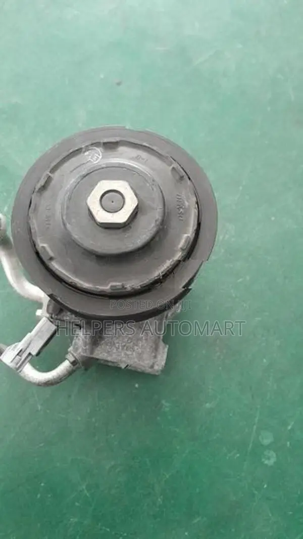Toyota Vitz KSP130 AC compressor