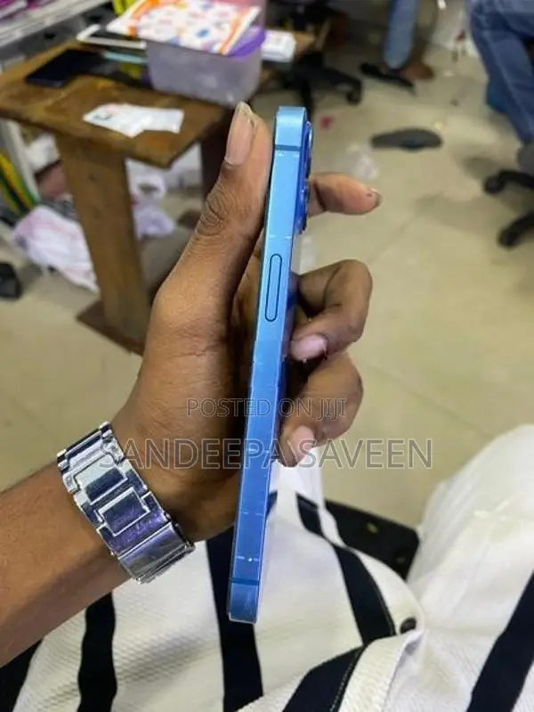 Apple iPhone 13 (Used)