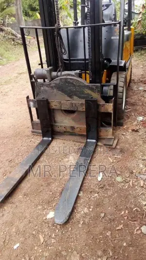 Toyota Fork Lift 2000 Heavy-Duty (Used)