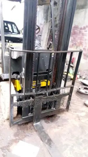 Toyota Fork Lift 2000 Heavy-Duty (Used)