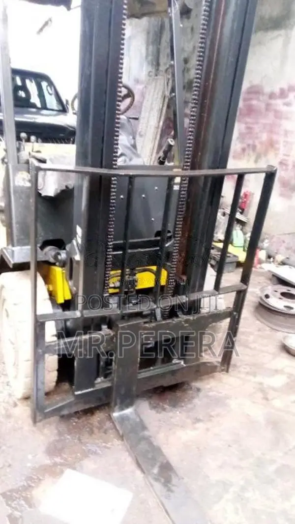 Toyota Fork Lift 2000 Heavy-Duty (Used)