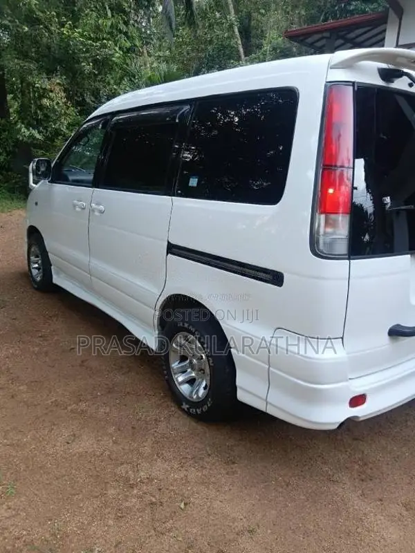 Toyota Noah 2005 Van (Used)
