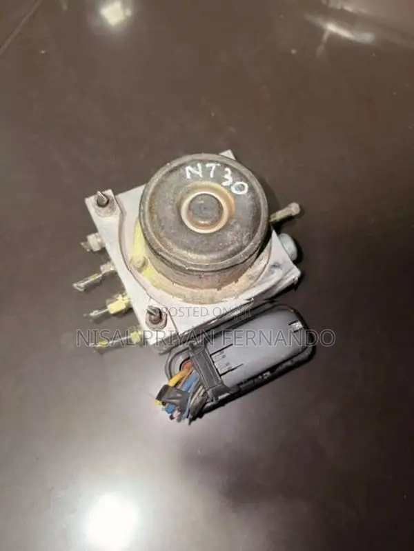 Nissan X Trail NT30 ABS Actuator