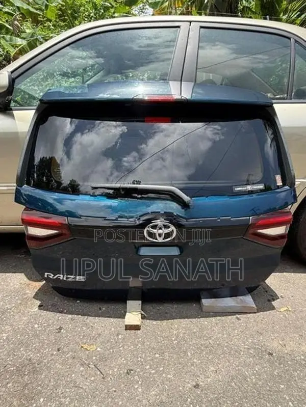 Toyota Reize Tail Door