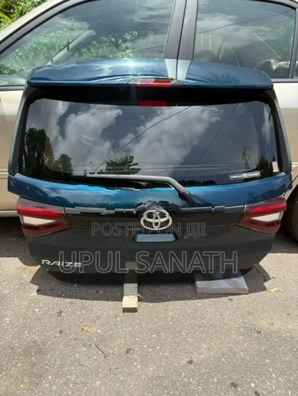 Toyota Reize Tail Door