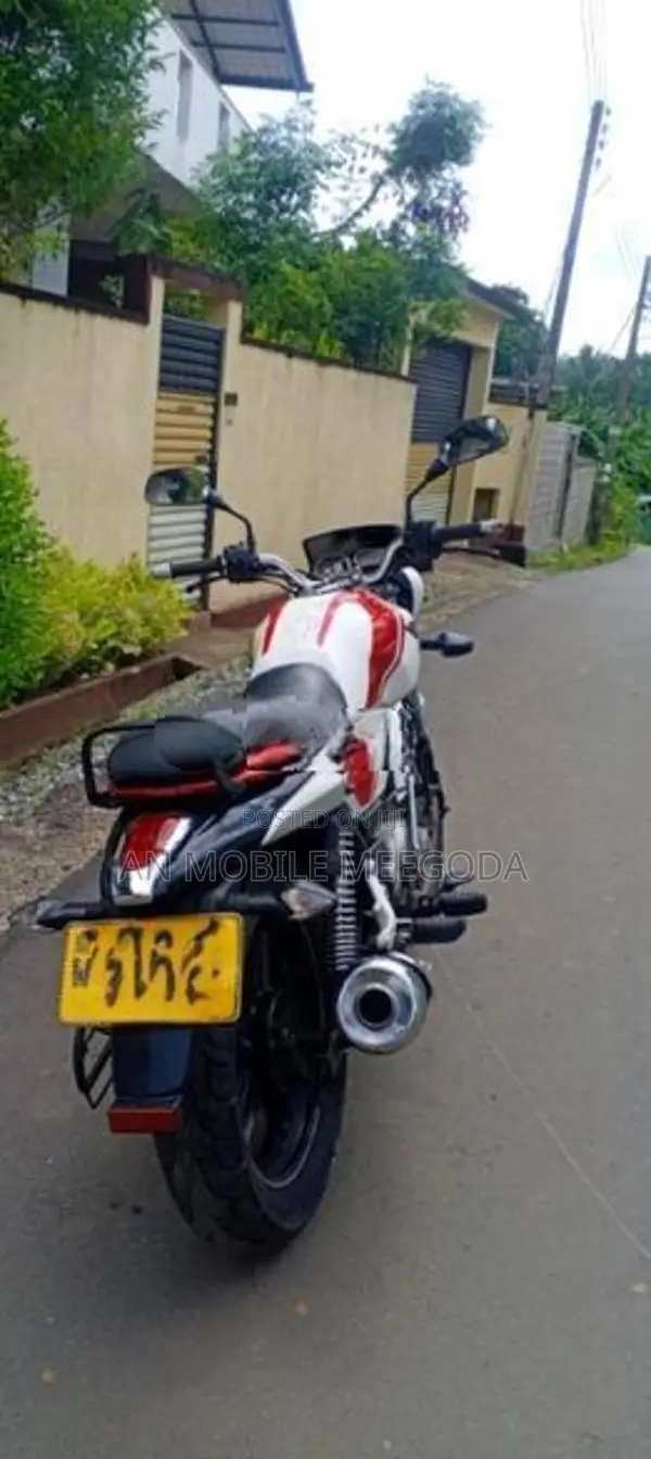 Bajaj V15 2016