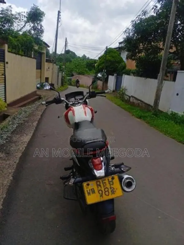 Bajaj V15 2016