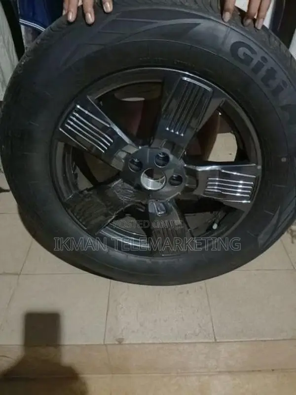 Giti 235/65/R18 Tyre Set with 18-Inch Alloy Wheel